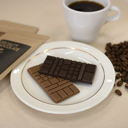 Minimalならではの粗挽きカカオのザクザク食感と豊かな香りに、ONIBUSのフルーティーなコーヒー豆が溶け合い、奥行きのあるフレーバーに仕上がりました。